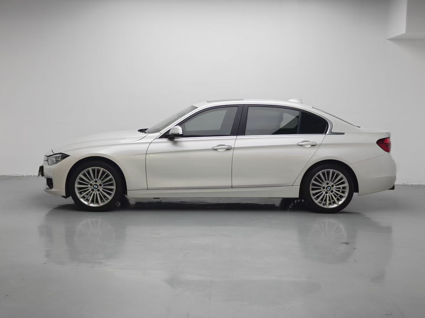 BMW 3 Series 2018 #6 BMW 3 Series 2018 car image #6