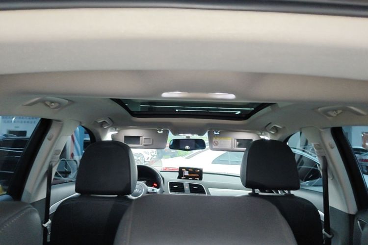 Audi Q3 2015 car image #18