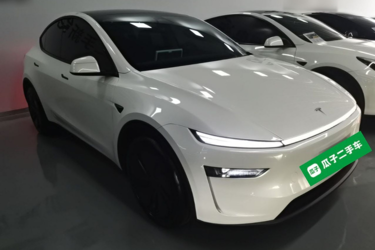 Tesla Model Y 2025 #4 Tesla Model Y 2025 car image #4
