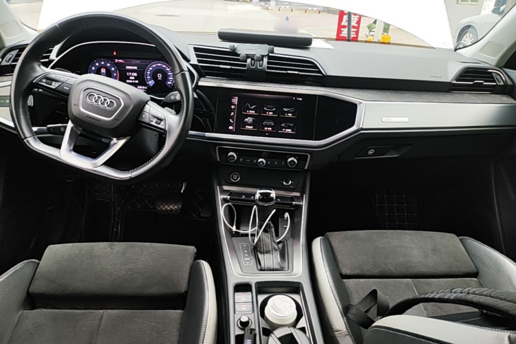 Audi Q3 2020 car image #10
