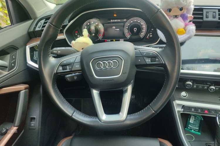 Audi Q3 2022 car image #12