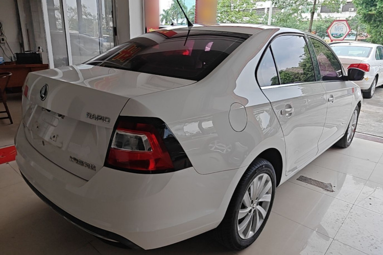 Skoda Rapid 2018 car image #7