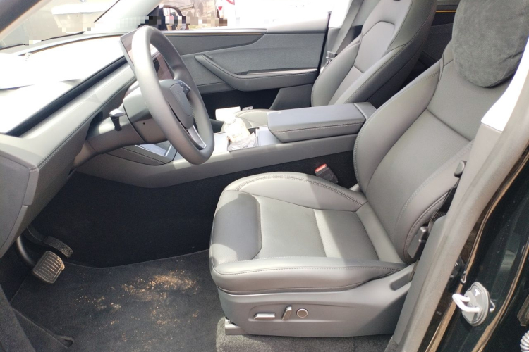 Tesla Model Y 2025 immagine di auto #15