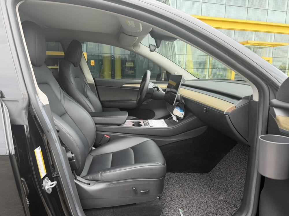 Tesla Model Y 2023 car image #11