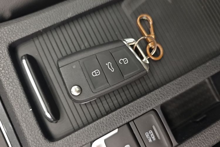 Volkswagen Golf 2019 car image #9