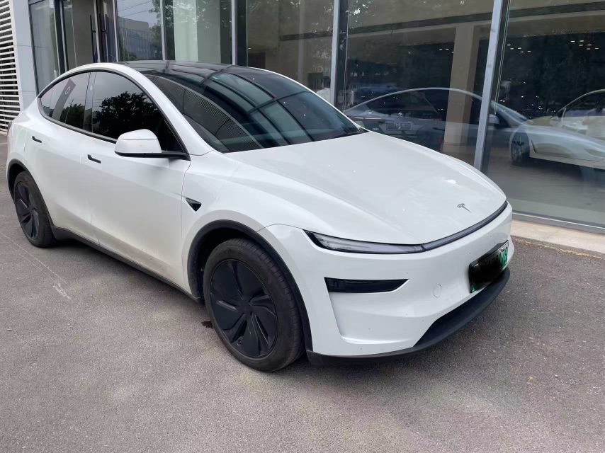 Tesla Model Y 2025 #2 Tesla Model Y 2025 car image #2