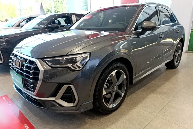 Audi Q3 2020 car image #2
