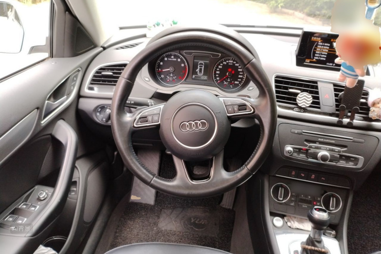 Audi Q3 2016 car image #12