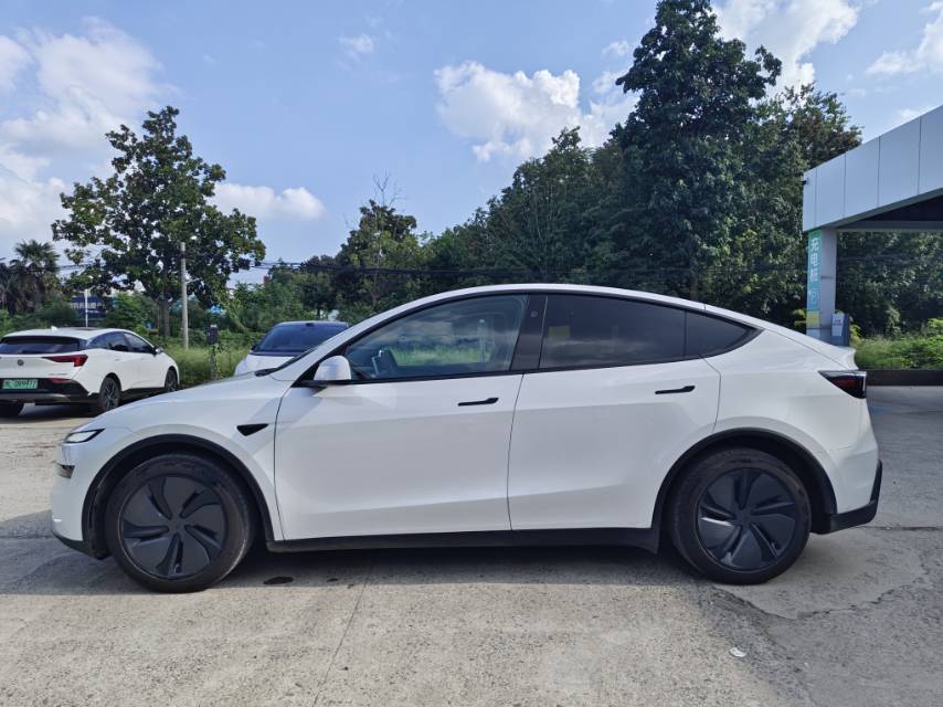 Tesla Model Y 2025 #3 Tesla Model Y 2025 car image #3
