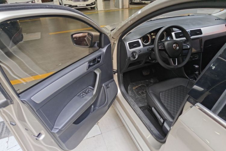 Skoda Rapid 2018 image de voiture #16