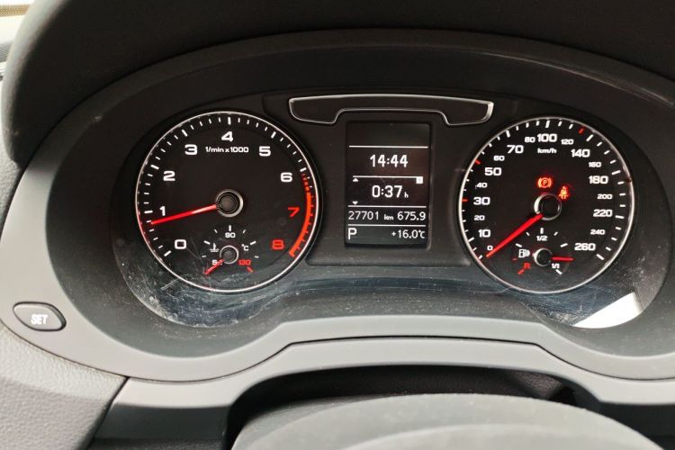 Audi Q3 2018 car image #11