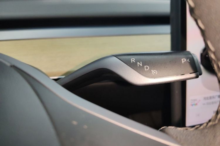 Tesla Model Y 2023 car image #14