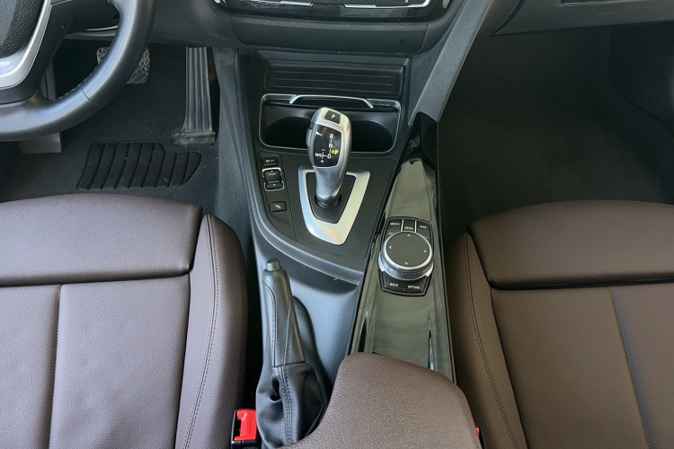BMW 3 Series 2018 immagine di auto #20