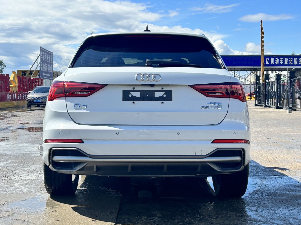 Audi Q3 2022 car image #5