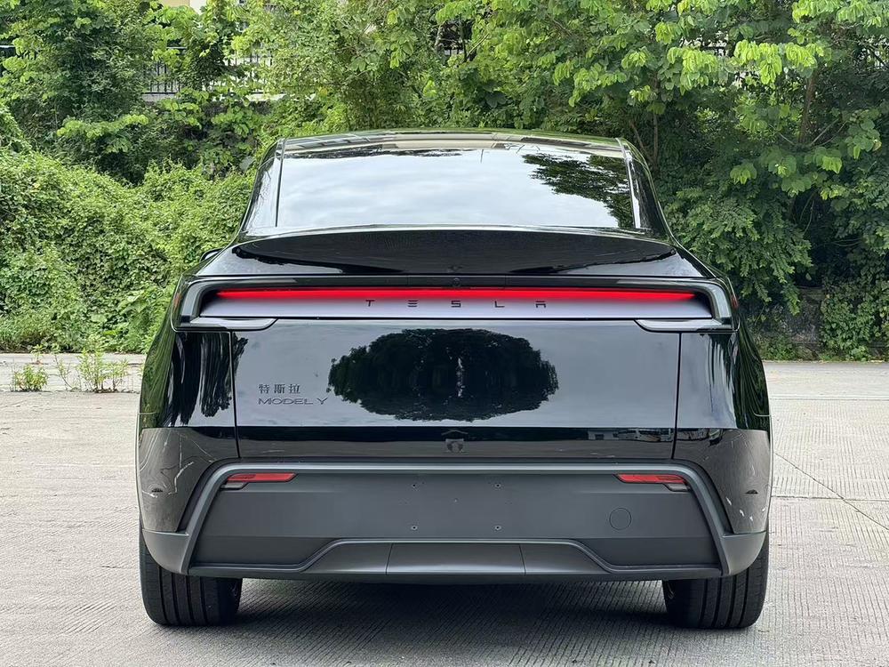 Tesla Model Y 2026 #6 Tesla Model Y 2026 car image #6
