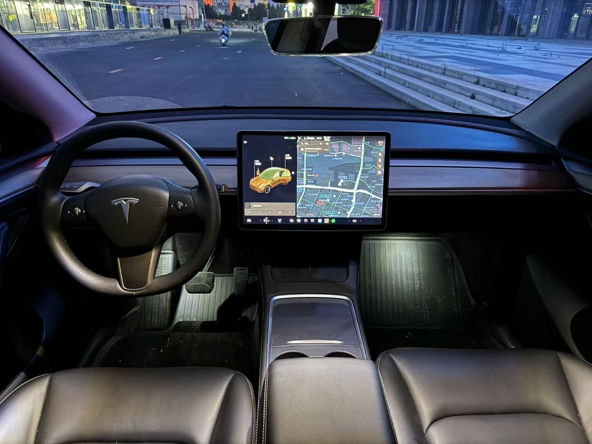 Tesla Model Y 2021 car image #2