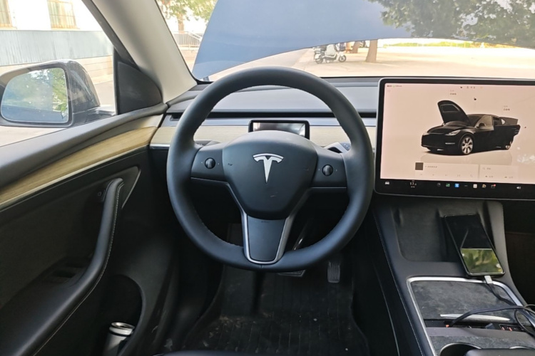 Tesla Model Y 2023 #11 Tesla Model Y 2023 car image #11
