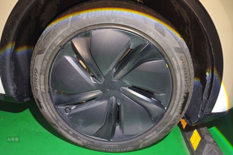 Tesla Model Y 2025 car image #9