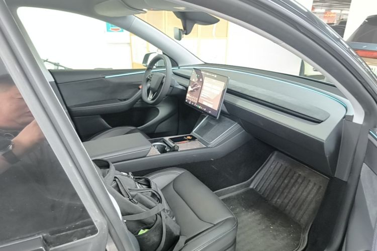 Tesla Model Y 2025 imagen de coche #24