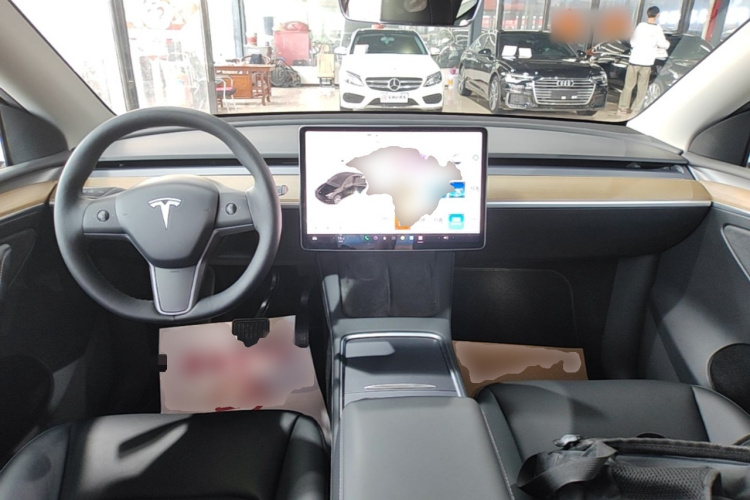 Tesla Model Y 2021 immagine di auto #10