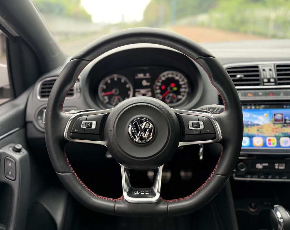 Volkswagen Polo 2016 car image #12