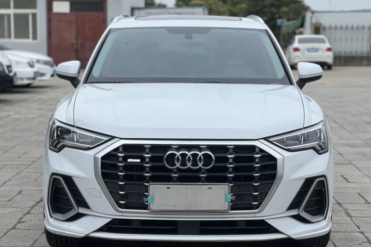 Audi Q3 2021 car image #3