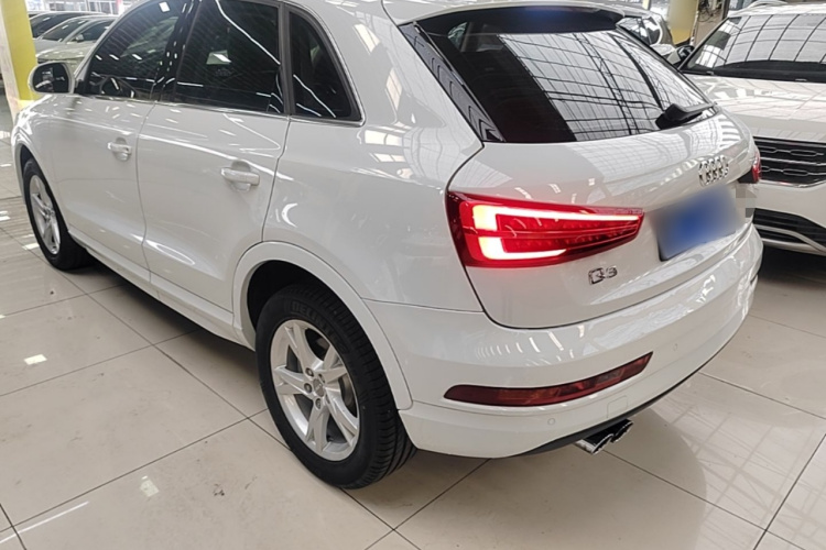 Audi Q3 2017 car image #5