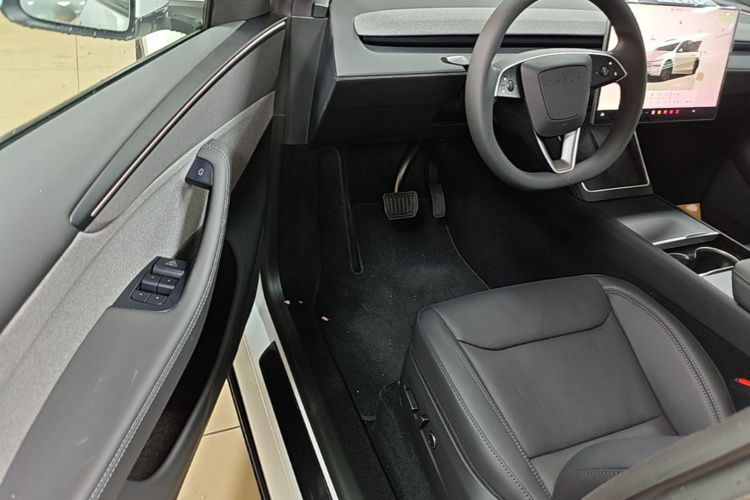 Tesla Model Y 2026 immagine di auto #16