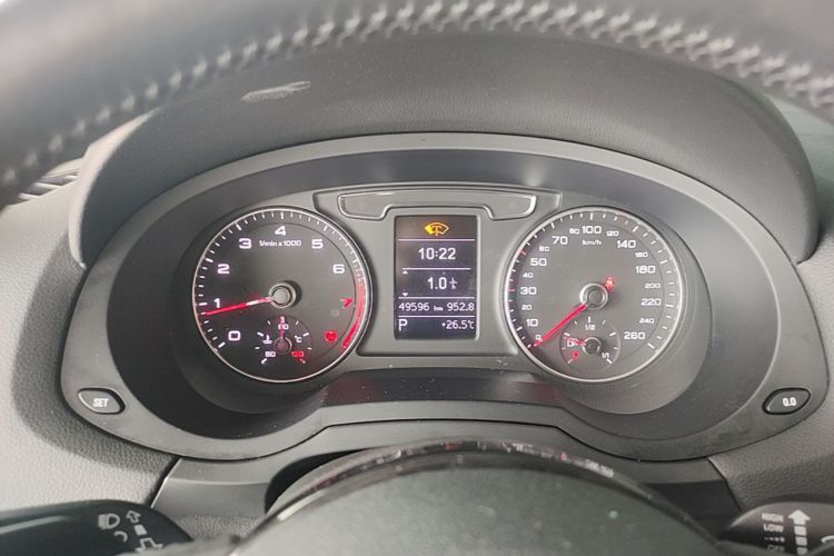 Audi Q3 2016 car image #12