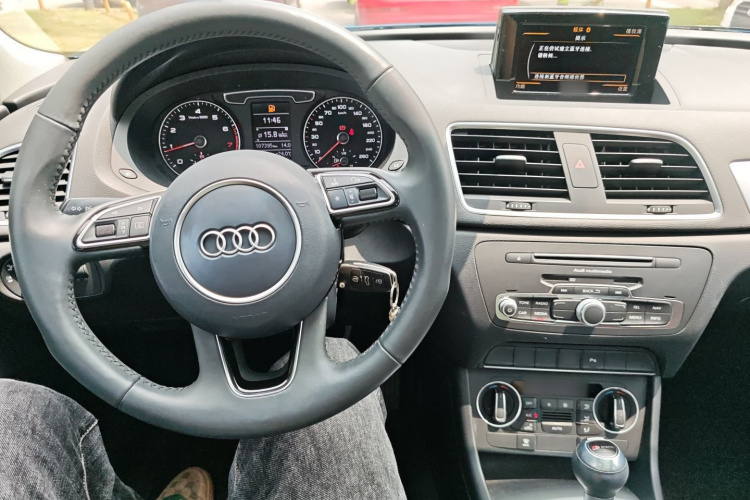 Audi Q3 2018 car image #10