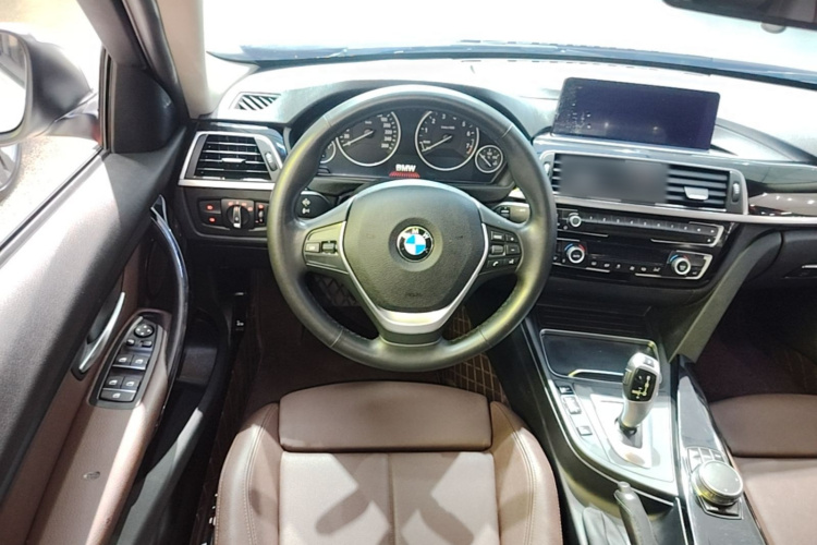 BMW 3 Series 2019 car image #28