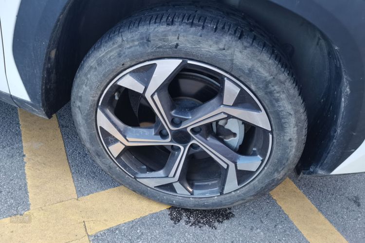 GEELY Boyue L 2024 car image #9