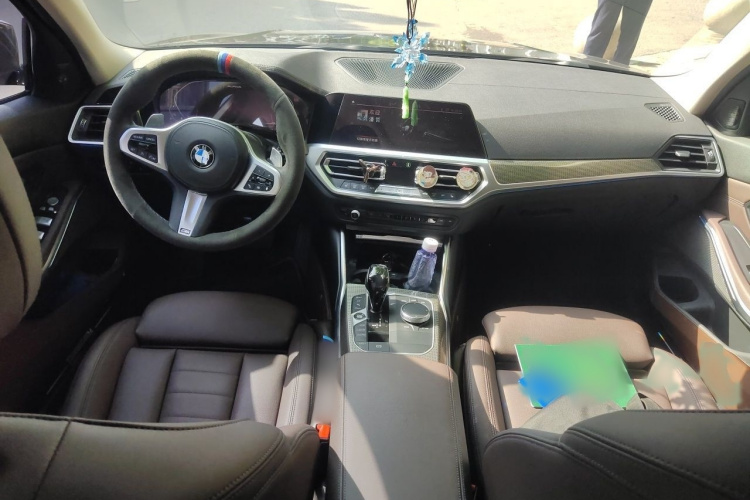 BMW 3 Series 2019 car image #12