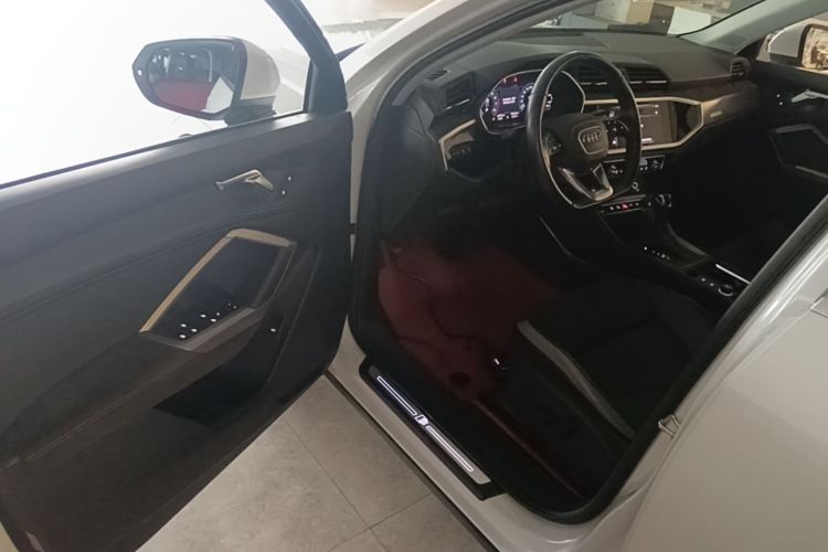 Audi Q3 2021 car image #16