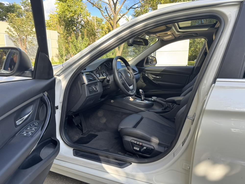 BMW 3 Series 2019 immagine di auto #29