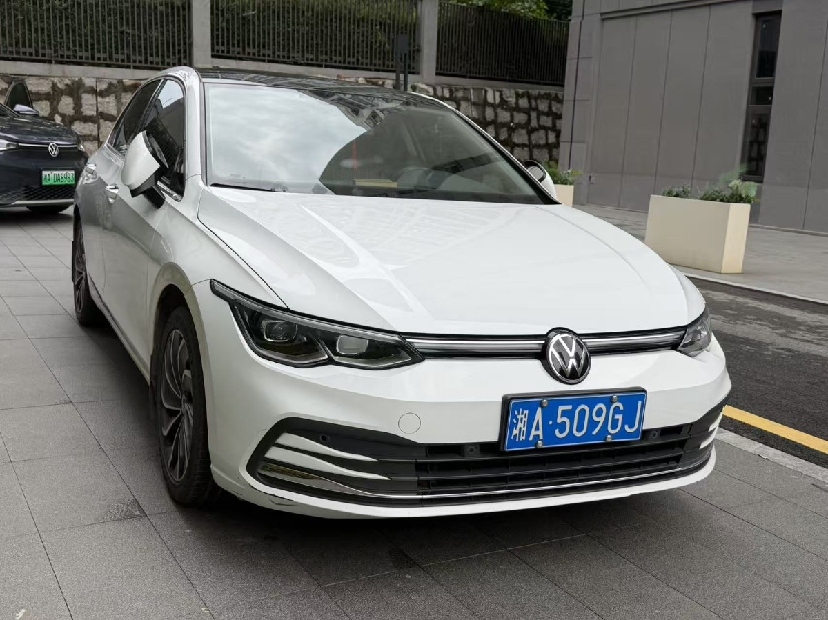 Volkswagen Golf 2022 car image #2