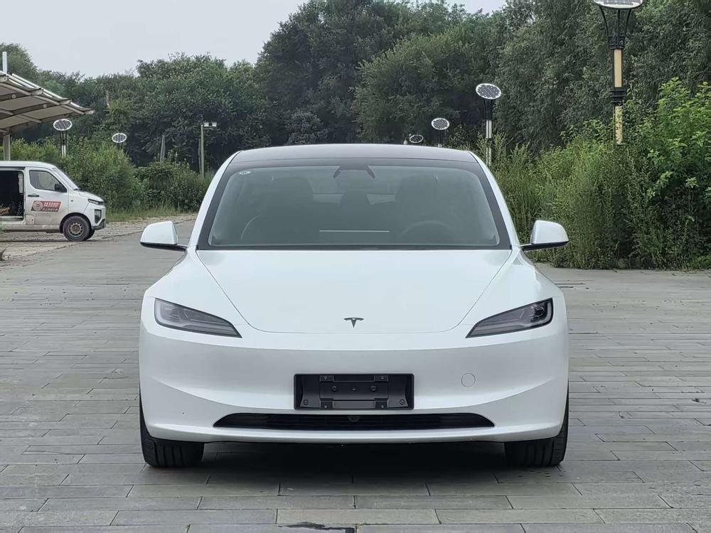 Tesla Model 3 2026 car image #2