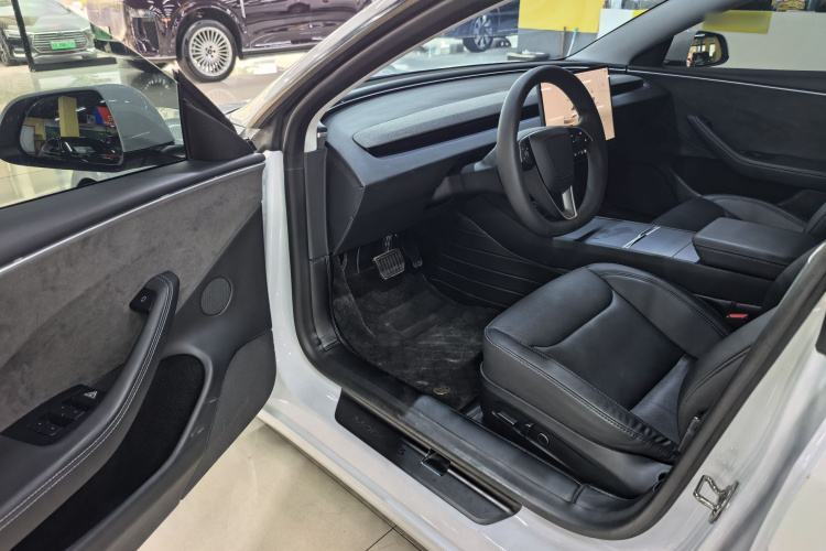 Tesla Model 3 2024 صورة سيارة #17
