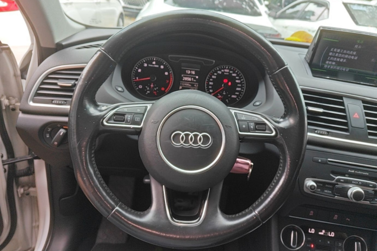 Audi Q3 2017 car image #11