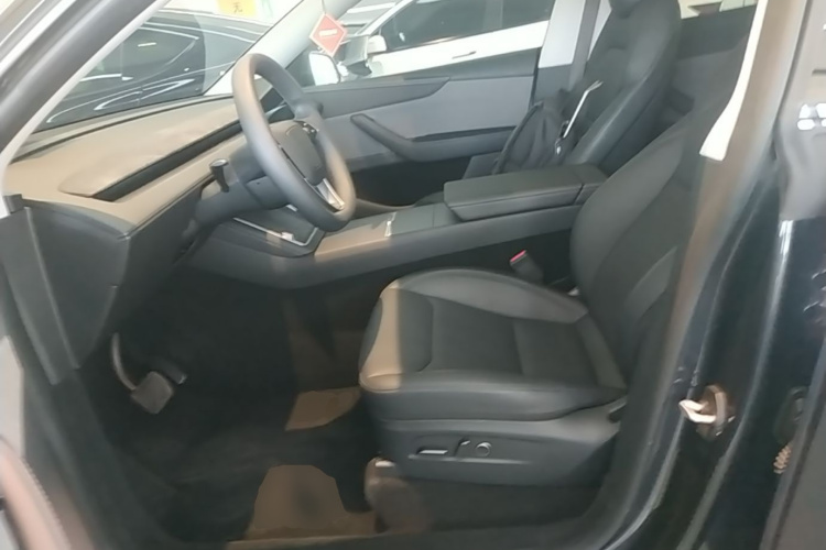Tesla Model Y 2025 car image #15