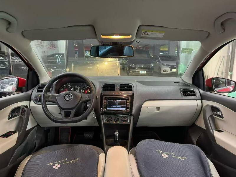 Volkswagen Polo 2015 car image #9