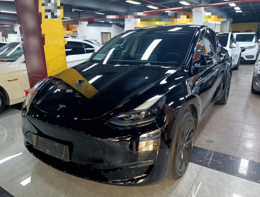Tesla Model Y 2024 immagine di auto 