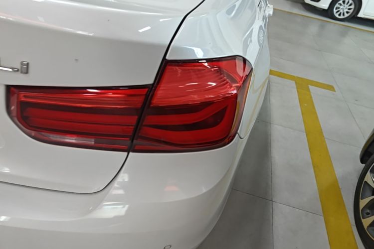 BMW 3 Series 2019 car image #8