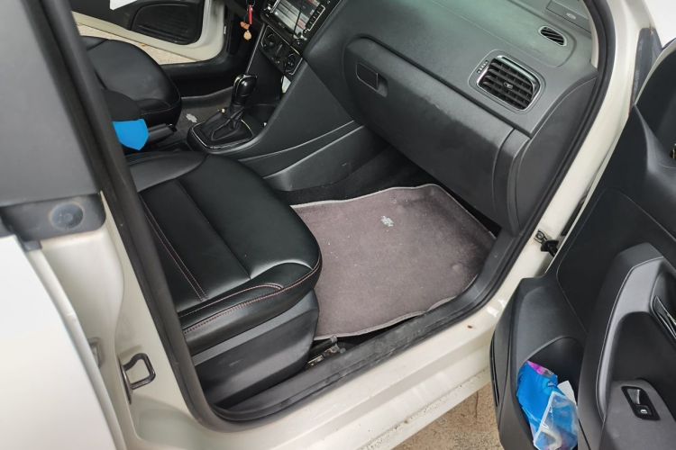 Volkswagen Polo 2015 car image #23