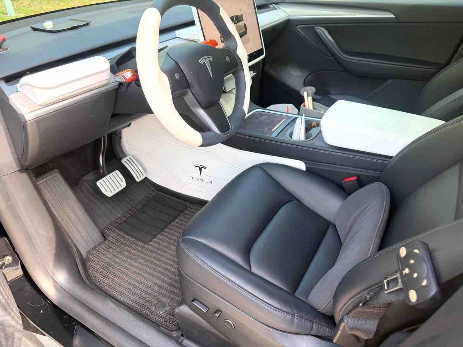 Tesla Model Y 2024 car image #2
