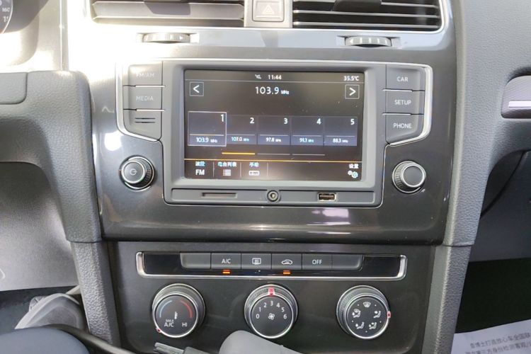 Volkswagen Golf 2017 car image #13