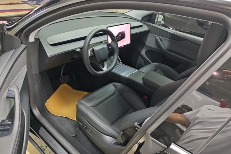 Tesla Model Y 2025 car image #16