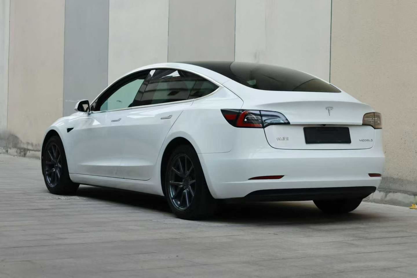 Tesla Model 3 2021 car image #2