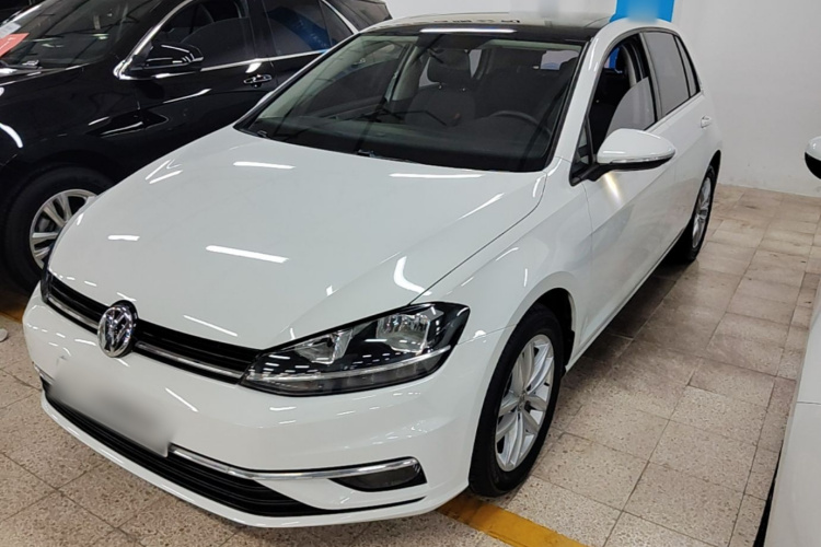 Volkswagen Golf 2018 car image #2