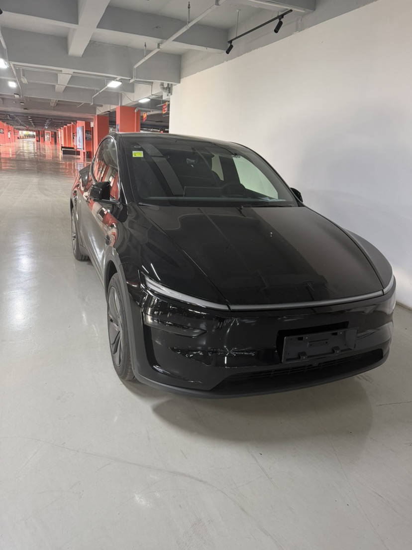 Tesla Model Y 2026 car image #2